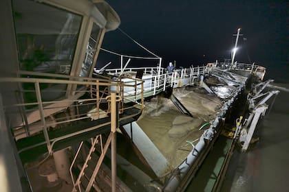 Cuando está terminando la noche el barco está cargado de arena, ya es momento de descansar y prepararse para el regreso