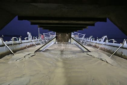El barco se va llenando de arena hasta su carga máxima
