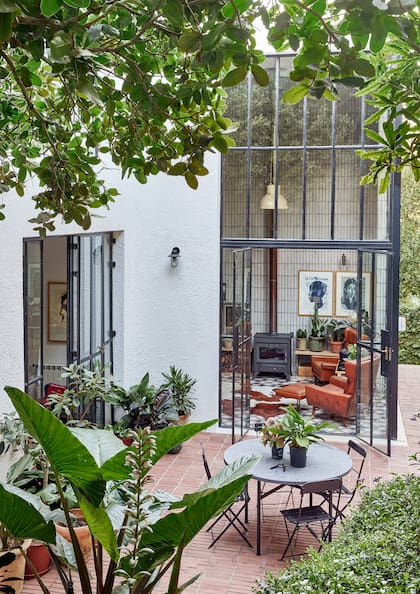 Del patio se puede pasar tanto al comedor formal como a un estar conectado con la cocina.
