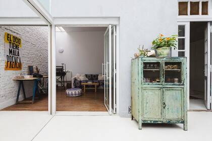 Del piso de madera original sólo se pudo preservar la sección que corresponde al living. El resto de la casa tiene un nuevo alisado de cemento.