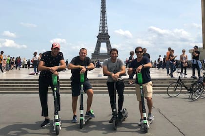 Del Potro, con su cuerpo técnico y Durán, en Trocadero, al pie de la Torre Eiffel
