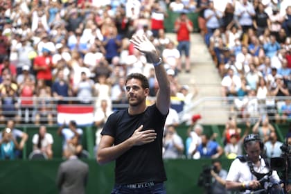 Del Potro recibe la ovación del público, antes del partido