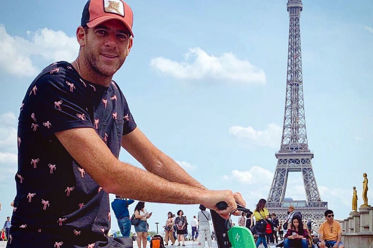 Del Potro, subido a un monopatín en la Tour Eiffel