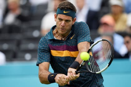 Del Potro ante Shapovalov, en Queen's, en junio de 2019, cuando disputó su último partido oficial; luego llegarían cuatro cirugías de rodilla derecha.