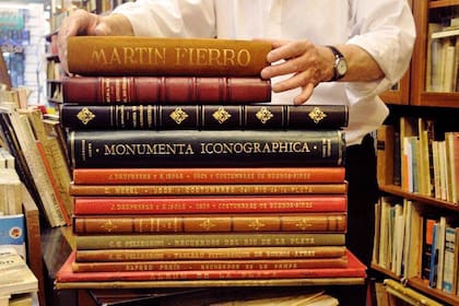 Del primer "Martín Fierro" a las chicas de Divito: en la Feria del Libro Antiguo se exhiben ejemplares únicos