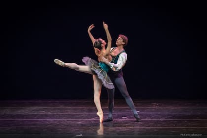 Del Teatro Colón participaron los bailarines Federico Fernández y Ayelén Sánchez, que bailaron un pas de deux clásico: "Raymonda"