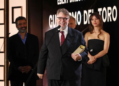 Del Toro recibe en septiembre pasado un reconocimiento en el Festival de Cine de Toronto. Detrás, tres de los protagonistas de Frankenstein: Oscar Isaac, Christoph Waltz y Mia Goth