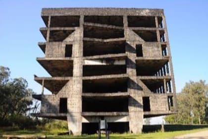 Del viejo proyecto de la Ciudad Universitaria solo quedan algunas viviendas y el esqueleto del bloque de hormigón de la residencia de estudiantes