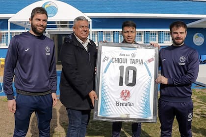 Del vóleibol al fútbol, Ciudad Bolívar logró en seis años ascender a la Primera Nacional; Claudio Chiqui Tapia visitó el complejo José Domeño y recibió una camiseta del equipo bonaerense como obsequio