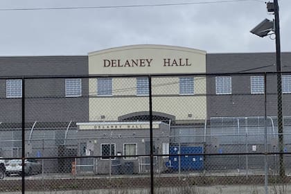 Delaney Hall en Newark reabrió pese a una demanda municipal por falta de permisos, según el alcalde Ras Baraka