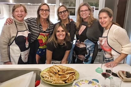 Delantales divertidos: ese fue uno de los secretos del éxito de las primeras clases de cocina que se animó a dictar Belén de la Cruz en Atlanta.
