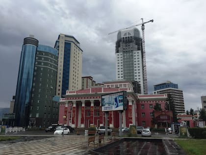 Delante de los edificios, el Gran Teatro Mongol de Arte Nacional, que muestra el espectáculo “Wonders of Mongolian Arts”, en el que se canta khoomii y se toca el moorin khuur
