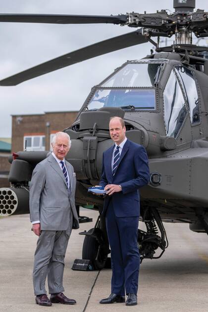 Delante de un helicóptero Apache,
el Rey hace entrega de la boina
celeste, característica del Cuerpo
Aéreo del Ejército, a su hijo William
como una forma de representar el
nuevo nombramiento y el traspaso
de mando.