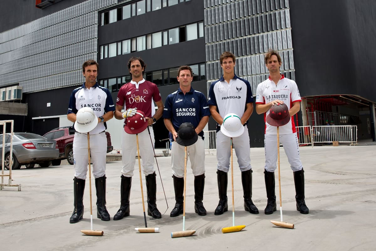 Delante del Movistar Arena, protagonistas de la zona A del Abierto de Palermo: La Dolfina (Pablo Mac Donough), La Aguada (Alejandro Novillo Astrada), La Dolfina Polo Ranch (Guillermo Terrera), La Ensenada (Juan Martín Zubía) y La Irenita (Clemente Zavaleta)