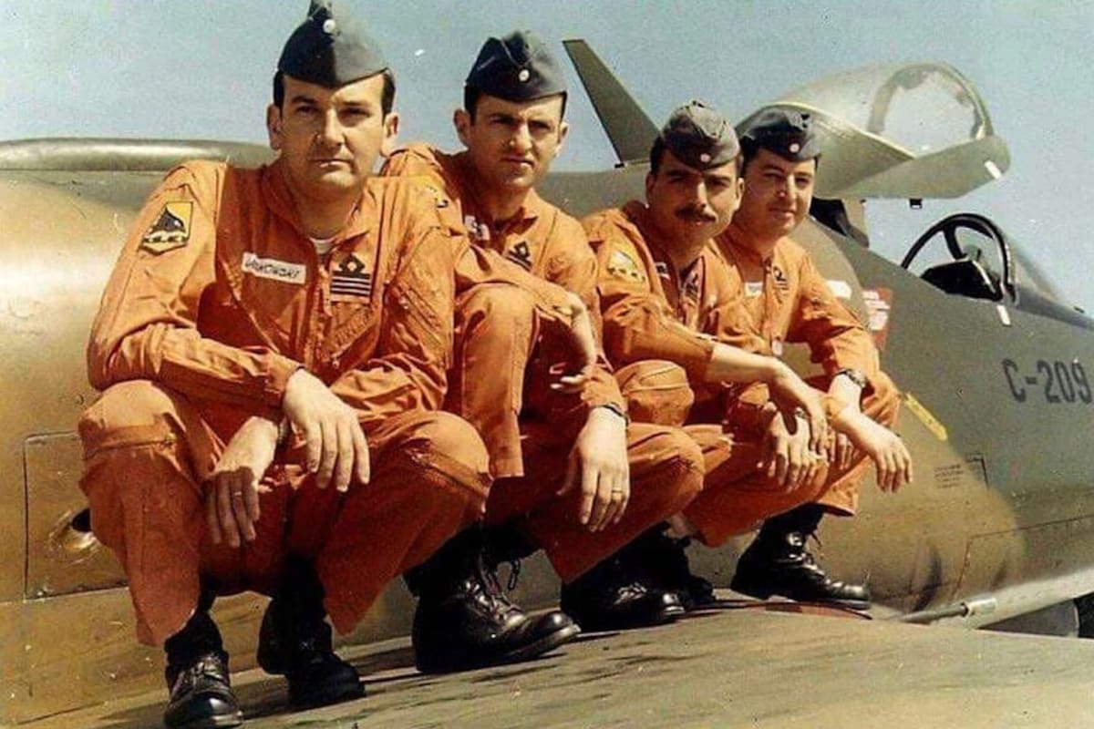 Delante del Skyhawk A.4B (C-209), Ernesto Dubourg es el tercero comenzando por la izquierda. Durante la Guerra de Malvinas, tuvo a su cargo 18 jóvenes pilotos que componían el Segundo Escuadrón.