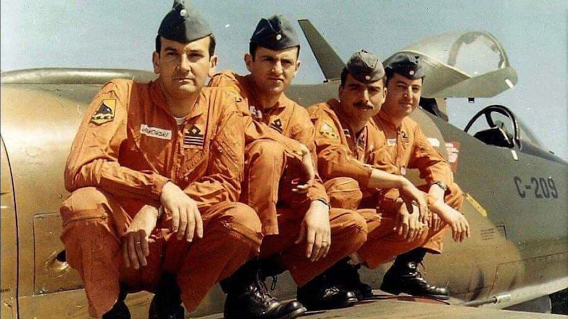 Delante del Skyhawk A.4B (C-209), Ernesto Dubourg es el tercero comenzando por la izquierda. Durante la Guerra de Malvinas, tuvo a su cargo 18 jóvenes pilotos que componían el Segundo Escuadrón.