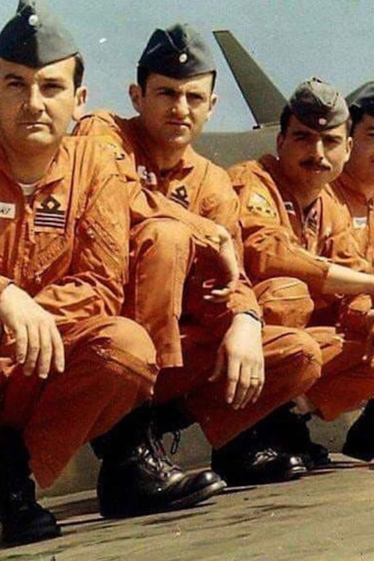Delante del Skyhawk A.4B (C-209), Ernesto Dubourg es el tercero comenzando por la izquierda. Durante la Guerra de Malvinas, tuvo a su cargo 18 jóvenes pilotos que componían el Segundo Escuadrón.