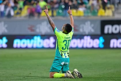 Delantero surgido en Newell's, Cabrera disfruta competir en una liga poco conocida de Europa, en la que, en casi todos los clubes, un sacerdote ortodoxa bendice a cada futbolista al principio de la temporada.