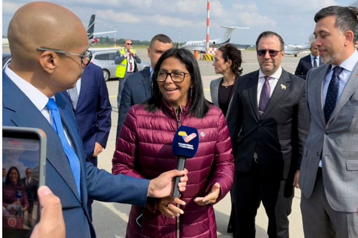 Delcy Rodríguez, al arribar a Países Bajos