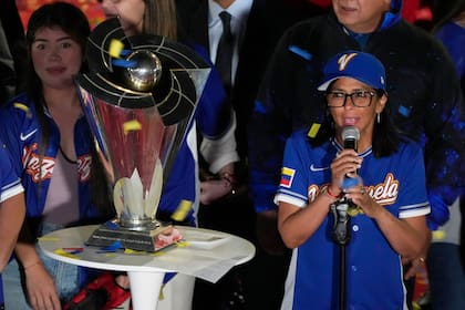 Delcy Rodríguez saluda a la selección de béisbol de su país tras la obtención de la copa del mundo, el 18 de marzo