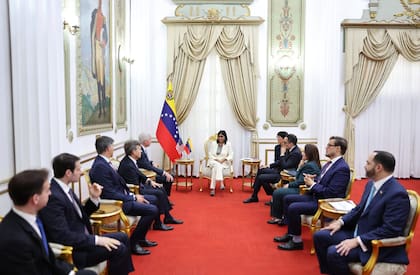 Delcy Rodríguez se reúne con el secretario de Energía de Estados Unidos, Chris Wright, en el Palacio Presidencial de Miraflores