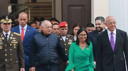 Delcy Rodríguez y a su izquierda (a la derecha en la imagen) su hermano Jorge Rodríguez, nuevo presidente de la Asamblea Nacional de Venezuela
