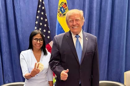 Delcy Rodríguez y Donald Trump posan para la prensa luego de su encuentro en Nueva York