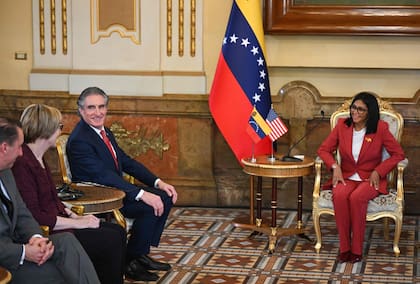 Delcy Rodríguez y Doug Burgum.