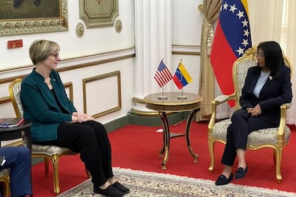 Delcy Rodríguez y Laura Dogu