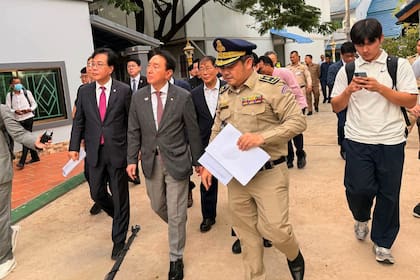 Delegación de legisladores surcoreanos visita sitio en Camboya de presunta red de estafas en línea