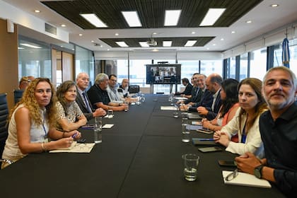 Delegados de los docentes, este mediodía, con representantes del Gobierno