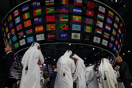 Delegados participan en el congreso de la FIFA en Doha, Qatar, el jueves 31 de marzo de 2022. (AP Foto/Hassan Ammar)