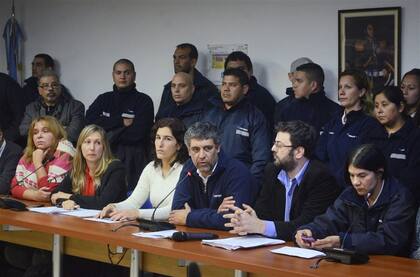 Delegados y diputados de izquierda, ayer, en el Congreso