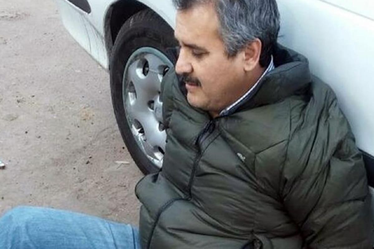 Delfín Castedo, esposado junto a la camioneta que maneja por Parque Leloir