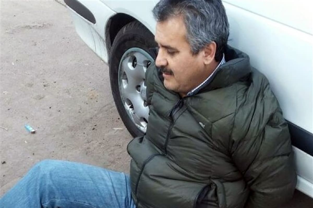 Delfín Castedo, esposado junto a la camioneta que maneja por Parque Leloir