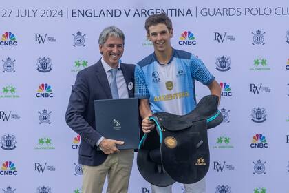Delfín Uranga, presidente de la Asociación Argentina de Polo, le entrega al jugador más valioso del partido, Rufino Laulhé, una montura hecha especialmente para la ocasión por La Martina.