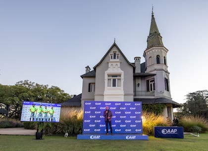 Delfín Uranga, presidente de la Asociación Argentina de Polo, dijo unas palabras delante del imponente castillo de Carabassa.