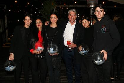 Delfín Uranga y una noche familiar. El presidente de la Asociación Argentina de Polo se acercó -junto a sus hijos, sobrinos, hermanos y tíos- a apoyar el trabajo de su madre, directora de Fundación Pescar. Los jóvenes ayudaron a la hora de las rifas