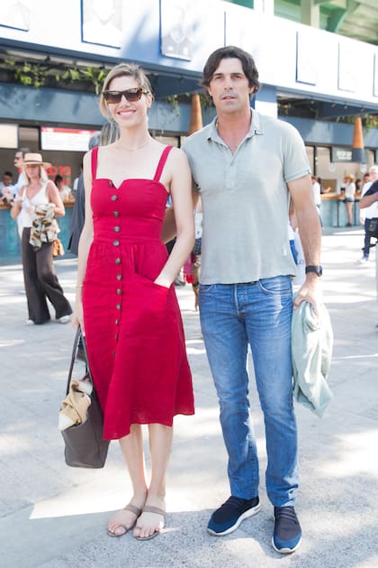 Delfina Blaquier, con vestido de lino y sandalias planas, y Nacho Figueras, infaltables.