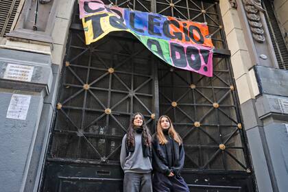 Delfina Carbajal, presidenta del centro de estudiantes del Pellegrini, y Laura Zukerfeld, secretaria general