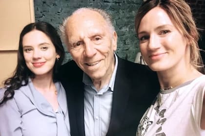 Delfina Chaves recibió la visita especial de su abuelo y su hermana en el set de la novela de eltrece