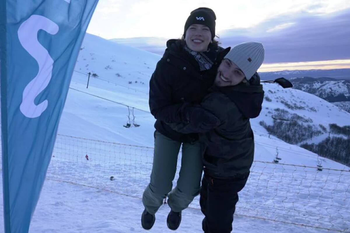 Delfina Chaves y Albert Baró fueron invitados a una escapada en la nieve y no lo dudaron.