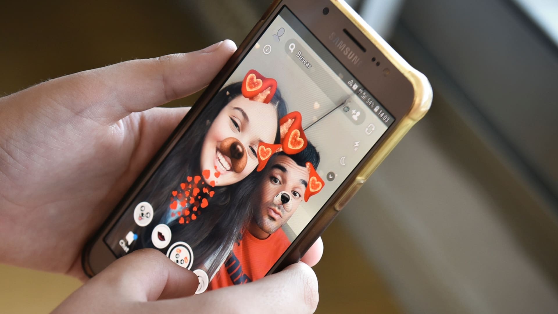 Delfina Semelis, de 11 años, con la app de Snapchat en su celular