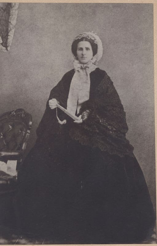 Delfina de Vedia, hija de un Guerrero de la Independencia, conoció a Mitre en una fiesta. Al año se casaron.