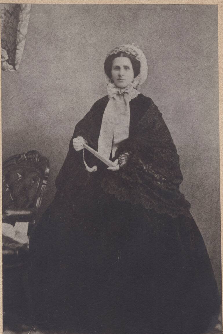 Delfina de Vedia, hija de un Guerrero de la Independencia, conoció a Mitre en una fiesta. Al año se casaron.