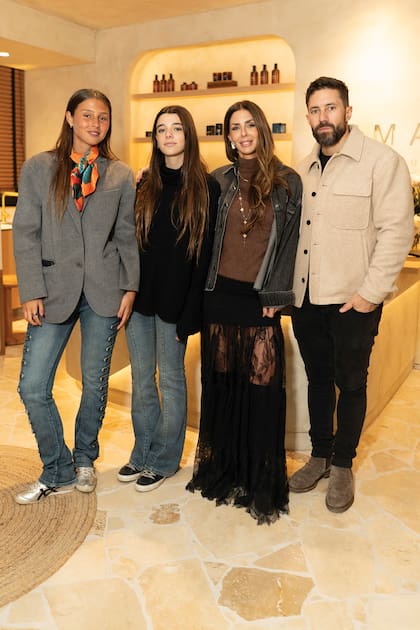 Delfina García Moritán, Asia Borges, Milagros Brito y su marido, Agustín Garavaglia