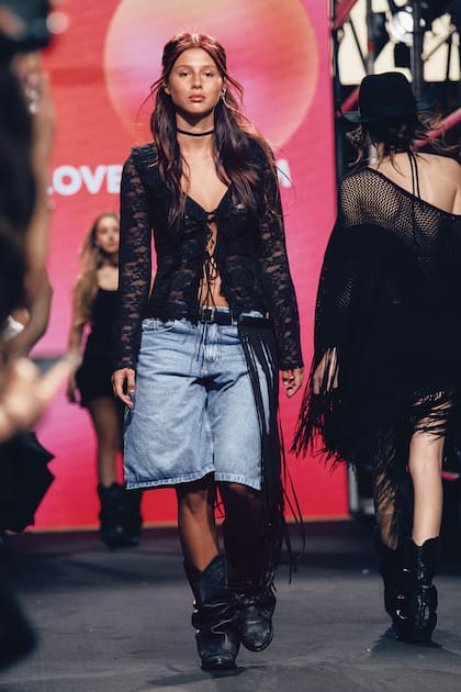 Delfina García
Moritán, hija de
Milagros Brito y
Roberto García
Moritán, desfiló
unas bermudas
XL de jean con
botas estilo
texanas y un top
de encaje.