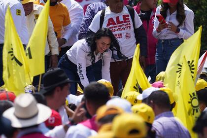 Delfina Gómez, en el centro a la derecha, candidata estatal del partido MORENA, saluda a sus seguidores en un acto de campaña en Valle de Chalco, México, el domingo 28 de mayo de 2023. Los votantes en el Estado de México eligen un nuevo gobernador el 4 de junio. (AP Foto/Marco Ugarte)