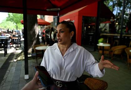 Delfina Irala, encargada del restaurante La Cabrera, donde llegan unos 200 Hells Angels por día