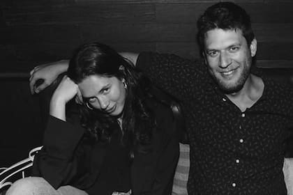 Delfina junto a su hermano, recientemente descubierto, Gonzalo